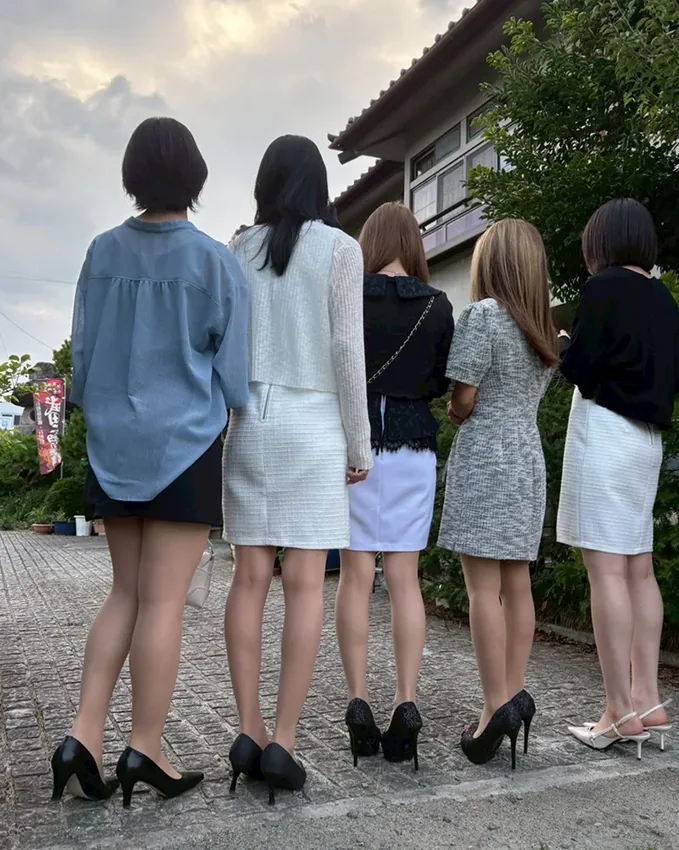 仲間5人が並ぶ後ろ姿