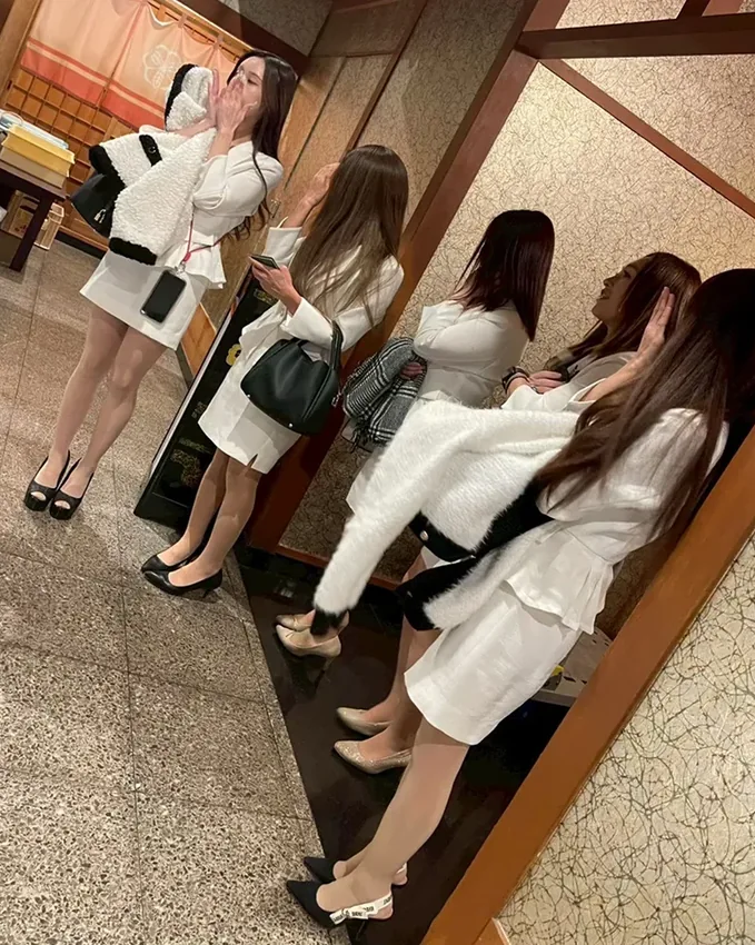 会場で仲間と並ぶスタッフ