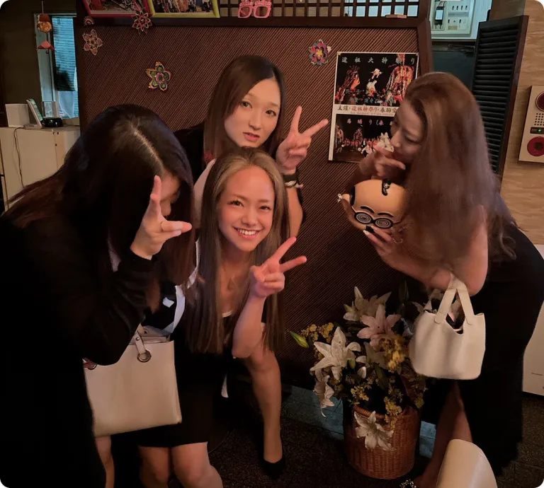 笑顔やピースで一緒に写る4人のスタッフ